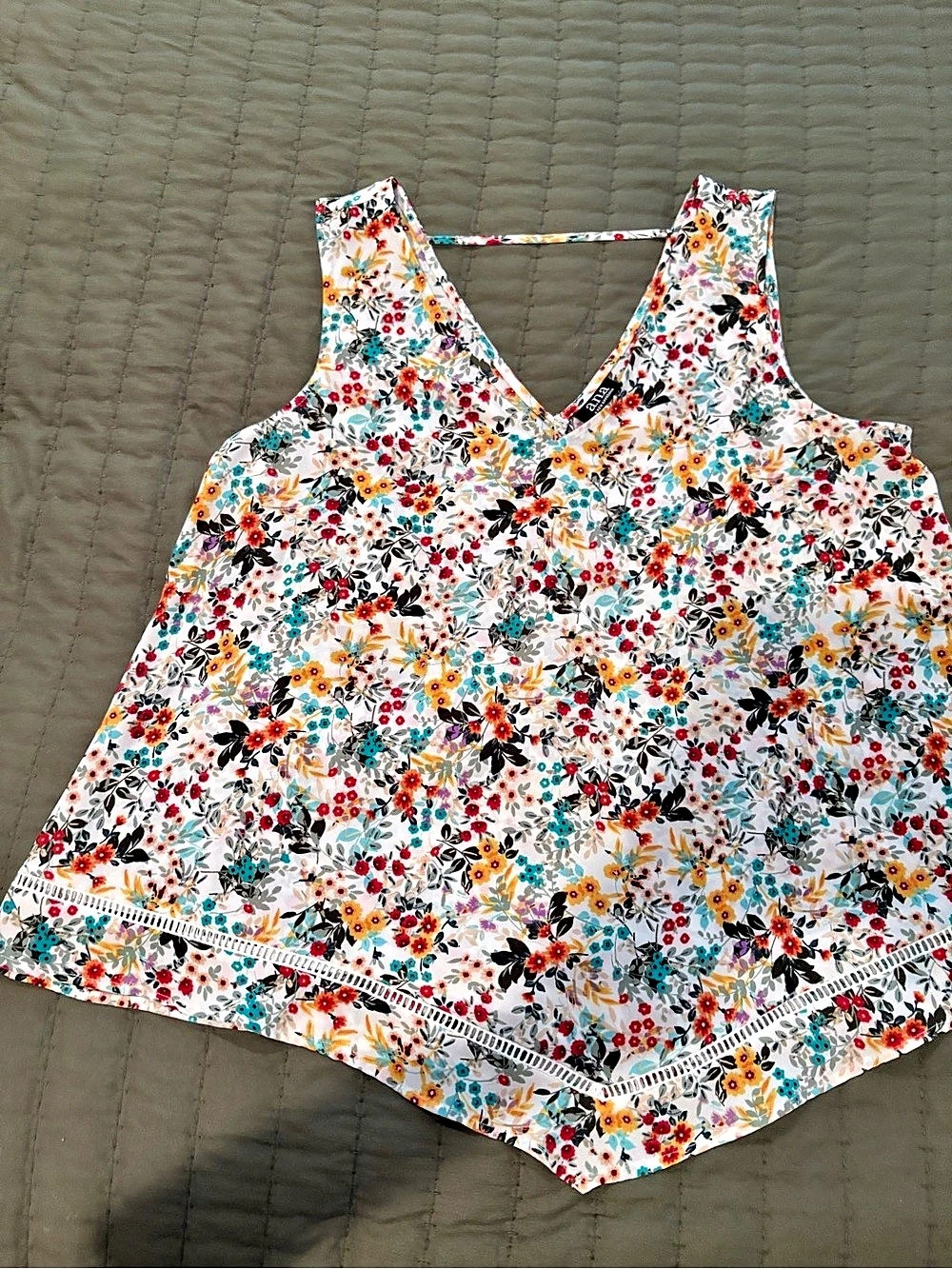 Anthropologie Floral V-Neck Top in White & Multicolor Size Large Like New